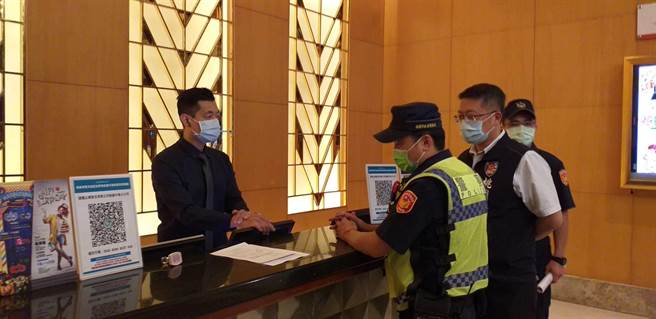 但桃園市桃園警分局為強化轄區治安維護，晚上規畫擴大臨檢勤務，針對復業KTV進行臨檢，要求落實防疫指引。（警方提供）