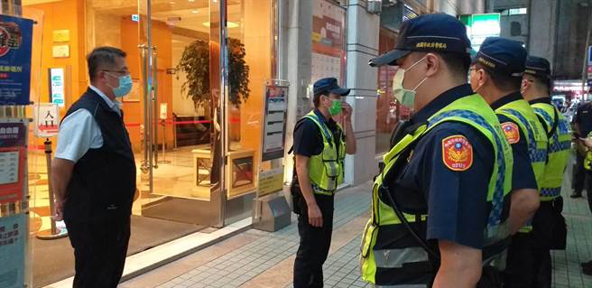 但桃園市桃園警分局為強化轄區治安維護，晚上規畫擴大臨檢勤務，針對復業KTV進行臨檢，要求落實防疫指引。（警方提供）