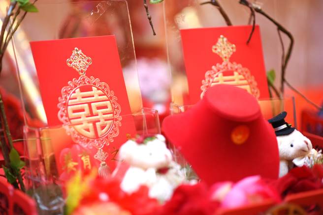 一名网友表示，远房亲戚为了只拿到一盒喜饼大肆公审他，没想到查看礼金后发现惊人悲剧。(示意图/达志影像)