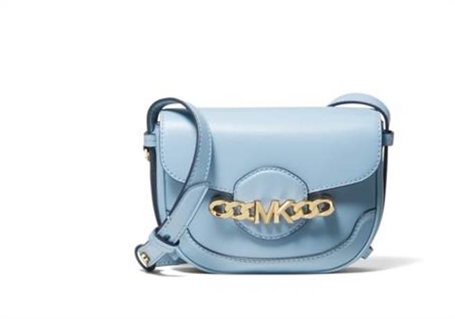 板橋大遠百Michael Kors天空藍馬鞍包，1萬6300元。（遠百提供）