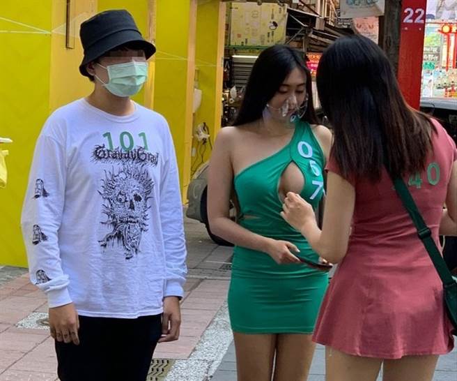 前台北市議員 童仲彥和拍攝團隊今(5日)現身台北市西門町，拍攝模仿爆紅韓國影劇「魷魚遊戲」的產品宣傳片。圖為拍攝一景。(圖/翻攝自 PTT論壇)