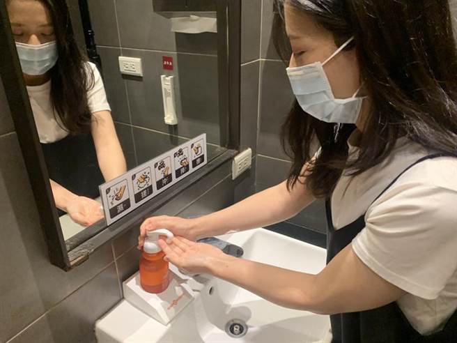 髮基因在筑间餐饮集团旗下六大品牌各分店提供洁手慕斯，让顾客洗手兼顾保养双手。（图／筑间提供）
