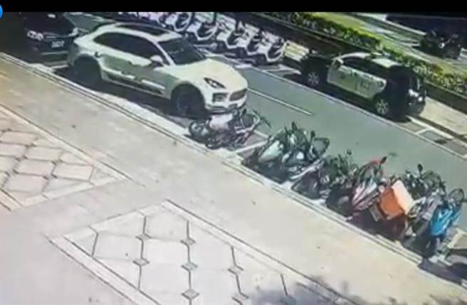 保时捷j路边停车「推骨牌」，撞倒8车后秒落跑，但已被路边监视器拍下。（翻摄《爆料公社》）