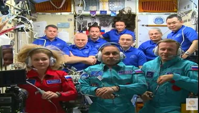 3名新旅客已抵达太空站，使得太空站人口增加到10人。他们在前排着不同顏色的衣服，后方的太空人是原本的组员。(图/路透社)