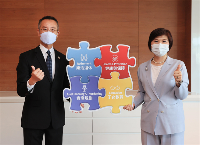 英国保诚人寿表示，家庭守护者在人生不同阶段，对于H.E.A.R. 有不同需求；英国保诚人寿总经理王慰慈(右)与客户暨数据长赵汝俊(左)。(保诚人寿提供)