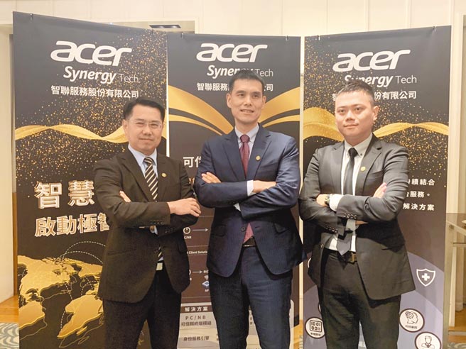 智联服务经营团队；图左起为总经理韩政达、董事长施宣辉、财务长齐祖杰。图／业者提供
