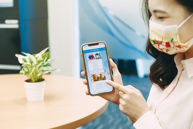 全球人寿推出智能客服「伊将」，诉求24小时服务，回应客户各式问题，在疫情期间有效协助回应保单纾困贷款相关问题。图／业者提供