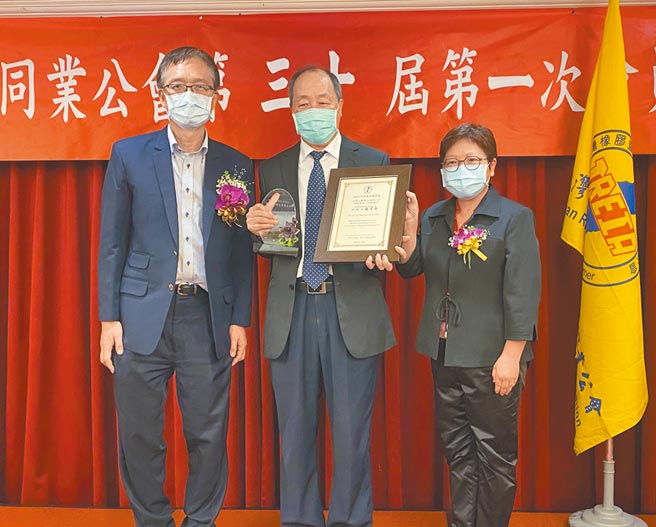 台普工业公司荣获2021年度优良会员厂，理事长林清池（左）颁奖予台普总经理杨文铜（中），投资业务处简任秘书赵丽君（右）见证。图╱陈宗庆
