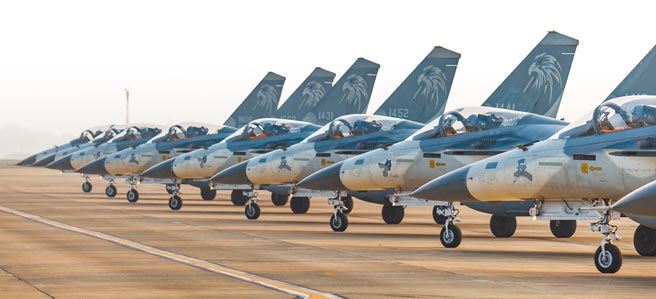 空军第三联队IDF战机执行国庆预演编队飞行，飞行员于起飞前实施各项检查，随后战机滑行至跑道头待命起飞。（军闻社）