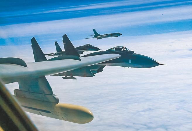 中国空军轰－6K等多型战机远洋训练。（新华社）