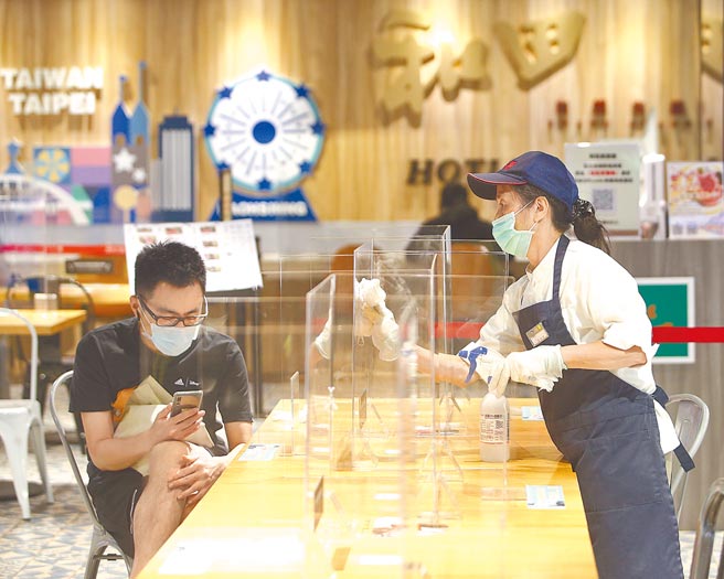 疫情指揮中心4日宣布，餐飲場所內用不限制使用隔板或維持1.5公尺間距，但須做好相關清潔防疫工作。（陳怡誠攝）