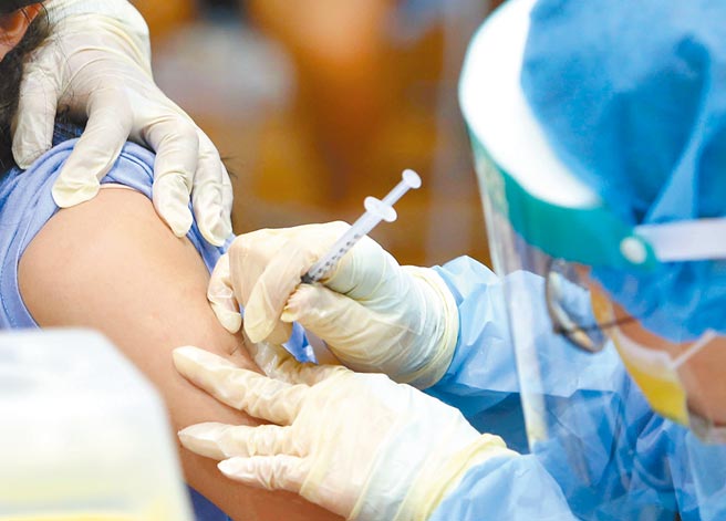 台中大里仁愛醫院發生疫苗施打重大失誤，有44名洗腎患者接種AZ新冠肺炎疫苗，劑量卻只有應施打的1/5，其中40人事後已完成補打。（黃國峰攝）