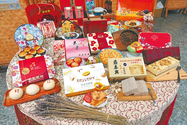鹿港糕饼文化节，镇公所联手12家糕饼业者和2家茶行，从9日至11日起在鹿港公会堂广场以市集方式登场。（吴敏菁摄）