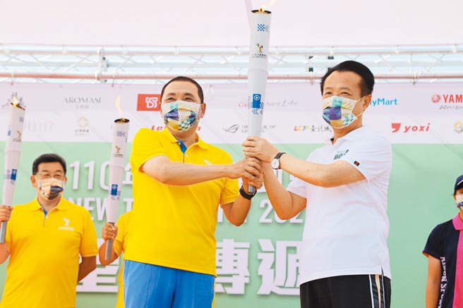 全运会圣火4日抵达故宫南院，新北市长侯友宜（前左）与嘉义县长翁章梁（前右）见证下交接，象徵新北市、嘉义县共迎「110新北全运会」及「111嘉义全民运」。（吕妍庭摄）