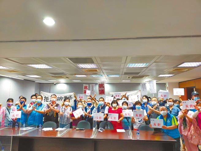 花蓮吉安鄉光華村繼設置龍巖生命園區後，如今又有業者向縣府申請設置納骨塔，且地點僅和民宅相隔一條街，引起村民反彈，日前在府會專案會議上，更手舉抗議、反對手板表達反對立場。（花蓮縣議會提供／羅亦晽花蓮傳真）