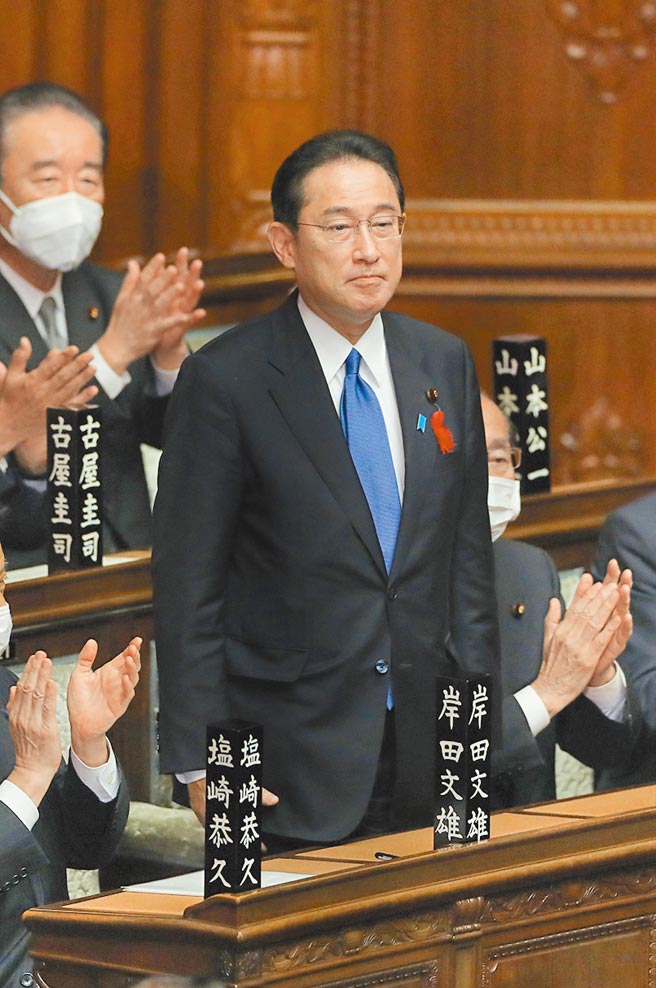 日本昨天召开临时国会，选出自由民主党新任总裁岸田文雄为第100任首相，蔡英文总统与外交部代表政府祝贺。（新华社）