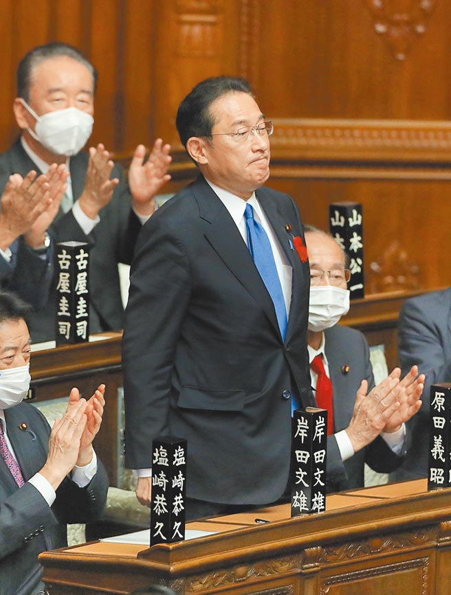 田文雄4日当选日本首相，中国国家主席习近平、国务院总理李克强当天分别致电祝贺。（新华社）