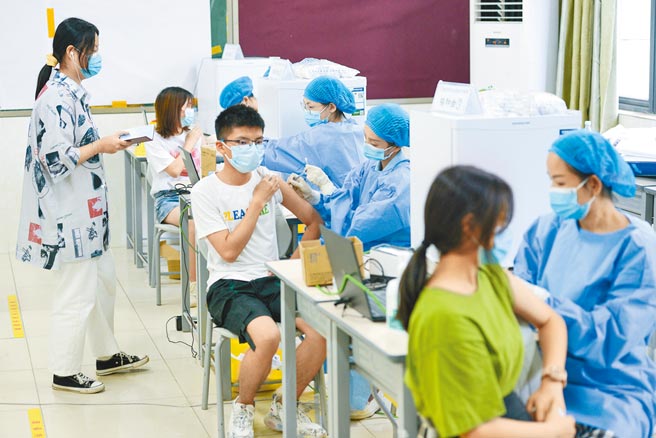 大陸防疫專家鍾南山預估，到今年底，大陸新冠疫苗接種率將在80％以上，屆時就可以開放國門。（中新社）