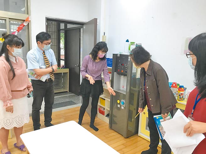 新北市教育局遴聘评鑑委员（右一、右二）至新北幼儿园进行评鑑，新北市107至109学年度评鑑686家幼儿园，其中146家未通过部分指标。（新北市教育局提供／陈慰慈新北传真）