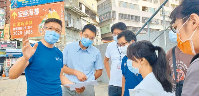 新北市五股區成泰路4段與孝義路口是交通要道，然而有處鐵皮屋多年來占用通道，行人只好涉險走上馬路，經新北市議員陳明義會勘，工務局回應，近期將辦理拆除作業，私權部分待釐清屬性後，評估順平可行性。（陳明義服務處提供／戴上容新北傳真）