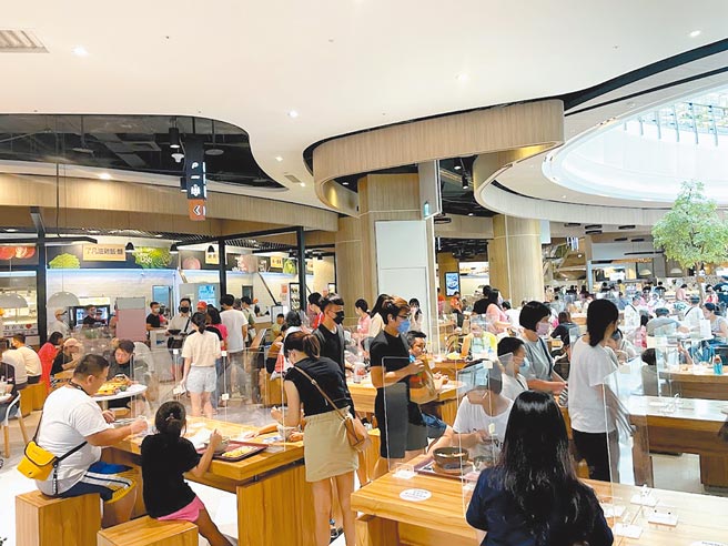 桃园市配合中央防疫政策松绑，5日起餐饮业不限制使用隔板也没有防疫座位限制。（吕筱蝉摄）