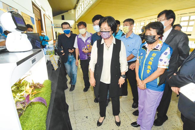 彰化县政府「智慧农业推广中心」揭牌正式启用，辅导农友透过科技设备，转型智慧农业。（吴敏菁摄）