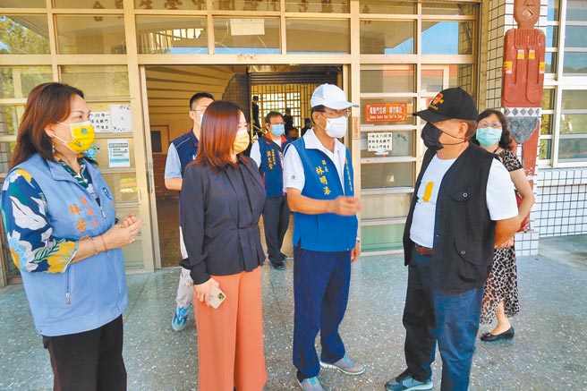 南投县长林明溱（右二）、立委马文君（左二）到仁爱国中勘查学生宿舍。（马文君服务处提供／廖志晃南投传真）