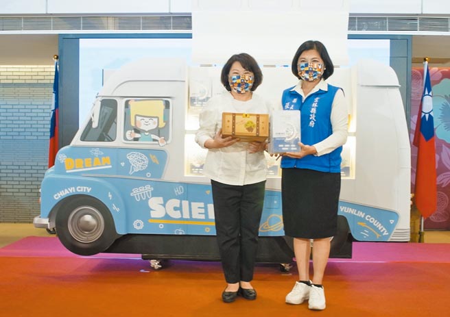 雲林縣長張麗善（右）與嘉義市長黃敏惠互贈教育資源，不談合併先談合作。（張朝欣攝）