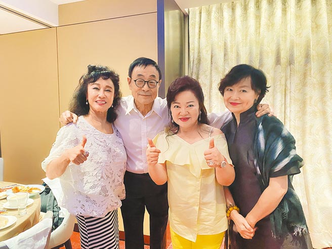 曹金铃（左起）、刘家昌、白冰冰、江蕾，日前一起开心叙旧。（许雅淳摄）