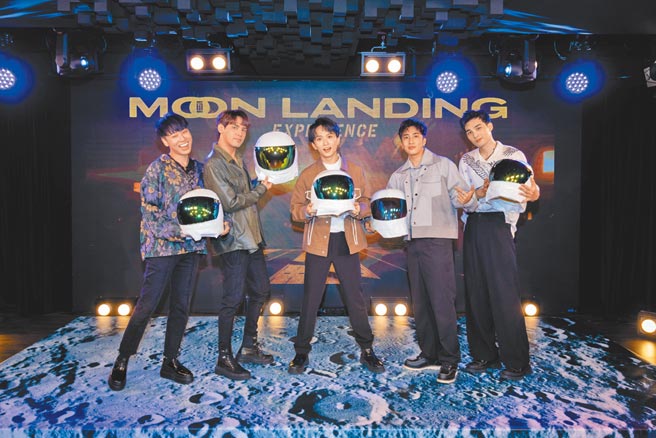 由賴晏駒（左起）、陳零九、邱鋒澤、婁峻碩、黃偉晉組成的「五堅情」，昨宣布即將舉辦線上音樂會。（滾石唱片提供）