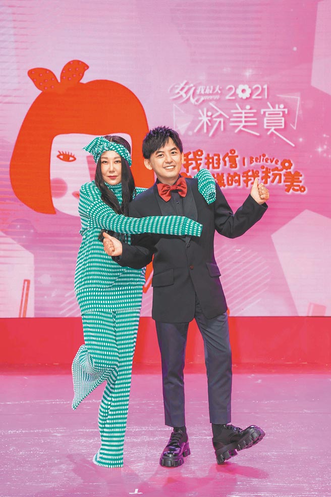 藍心湄（左）、黃子佼昨出席《粉美賞》頒獎典禮。（TVBS提供）