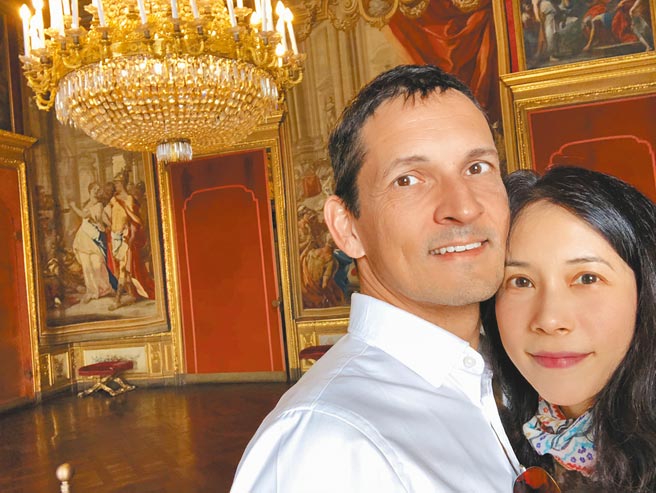 莫文蔚（右）分享与老公的合照。（莫家宝贝工作室提供）