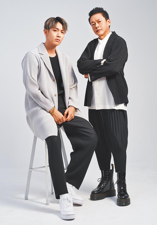 柯震东（左）与金马影帝李康生为电影《鱷鱼》进棚宣传，小鲜肉与大哥一起穿上三宅一生男装双金对决，别有看头。柯穿基本款长版西装2万3300元、圆领上衣5800元、直筒长裤9800元，李穿基本款西装外套2万1300元、平织立领衬衫9800元、七分压褶长裤1万300元。（JOJ PHOTO摄）