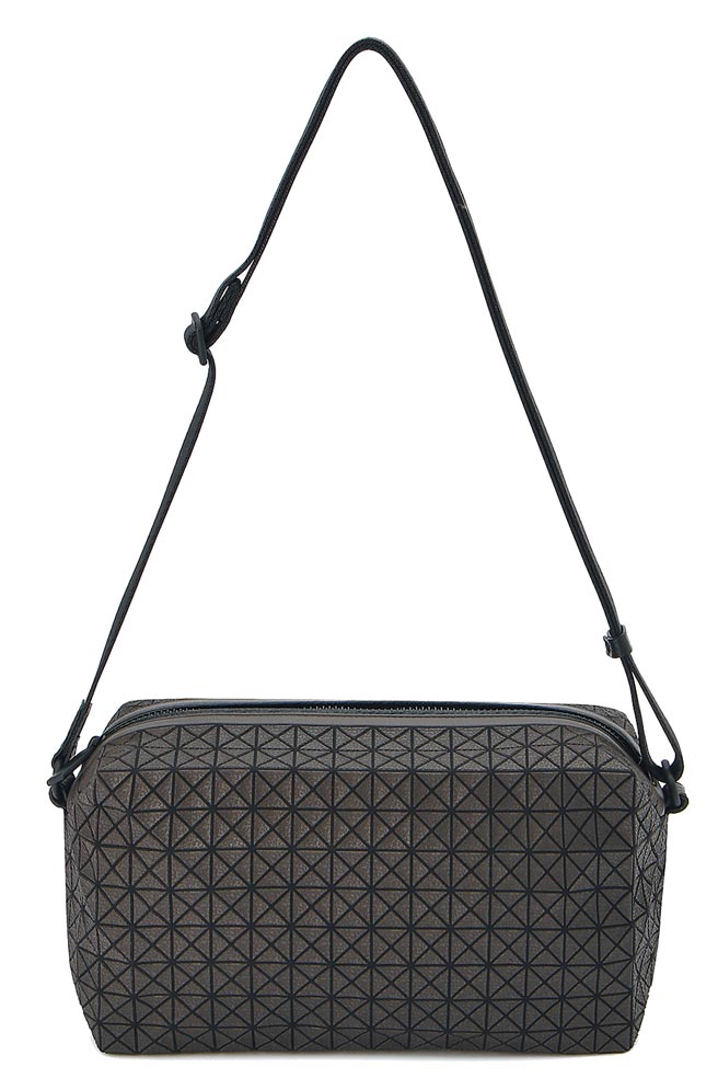 BAO BAO马鞍侧背包，1万5200元。（台湾君梵提供）