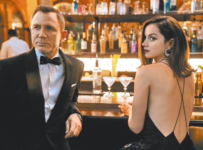 电影《007生死交战》即起全球上映，男女主角分别在剧中佩戴OMEGA腕表和萧邦珠宝。（摘自官网）