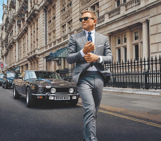 丹尼尔克雷格在电影《007生死交战》中佩戴OMEGA腕表，为拯救世界分秒必争。（OEMGA提供）