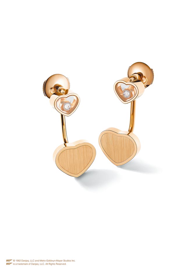 萧邦与007电影联名的Happy Hearts-Golden Hearts珠宝耳环 ，12万1000元。（CHOPARD提供）