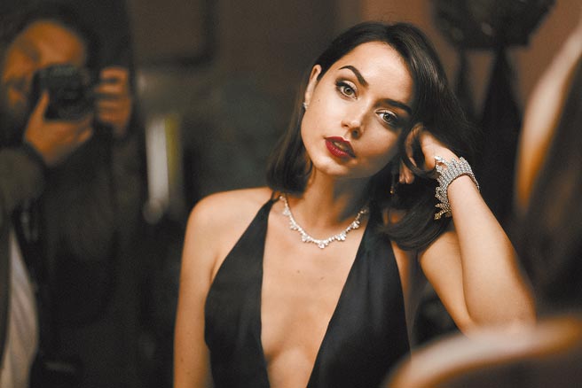 庞德女郎安娜德哈玛斯在电影中佩戴萧邦珠宝，钻石总重约140克拉，奢华破表。（CHOPARD提供）