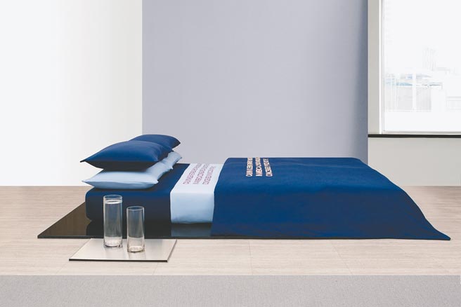 CALVIN KLEIN原装进口Modern cotton系列双人床包组，原价1万9800元，周年庆特价9800元，使用五倍券再享500元折抵。（日比家族提供）