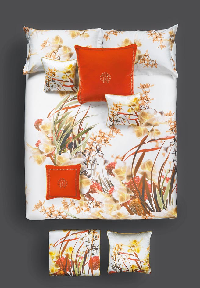 Roberto Cavalli PHALAENOPSIS数位印染床组，双人平单组4万5800元。（日比家族提供）