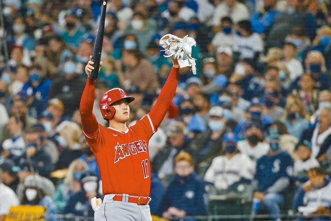 被故意四壞保送的大谷翔平示意球童拿走球棒。  （路透）