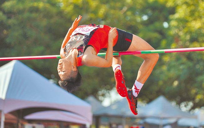 台東大學李晴晴在全大運田徑公開女生組跳高創下1公尺87全國新猷。（大專體總提供）