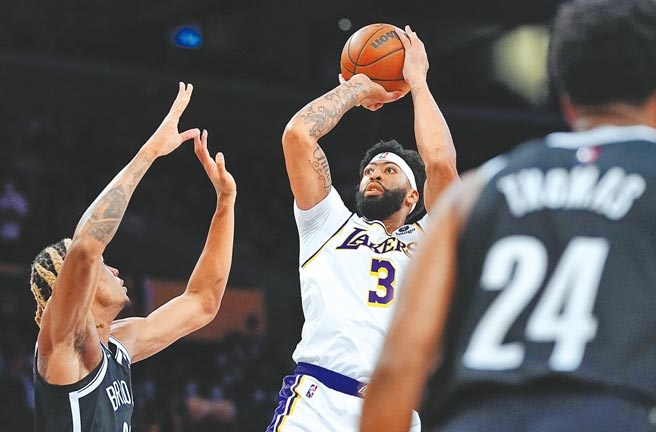 湖人前鋒安東尼戴維斯後仰跳投。（美聯社）