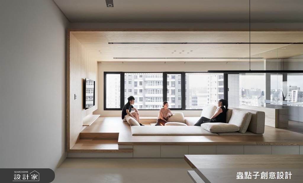 複合式的沙發臥榻設計，可以隨著需求變成正式沙發或輕鬆的坐臥區，讓客廳擁有了更多使用的可能性和變化。（圖／蟲點子創意設計）