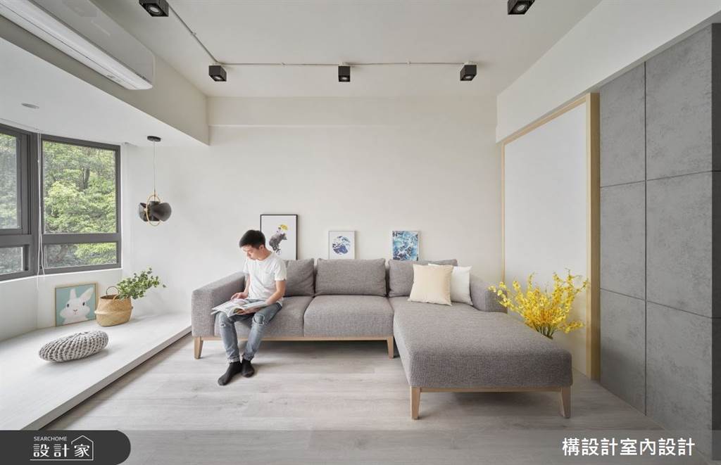 透過架高的木地板高度規劃出舒適的臥榻區，消去了客廳畸零空間的突兀感，也賦予了休閒的生活情境。（圖／構設計室內設計）