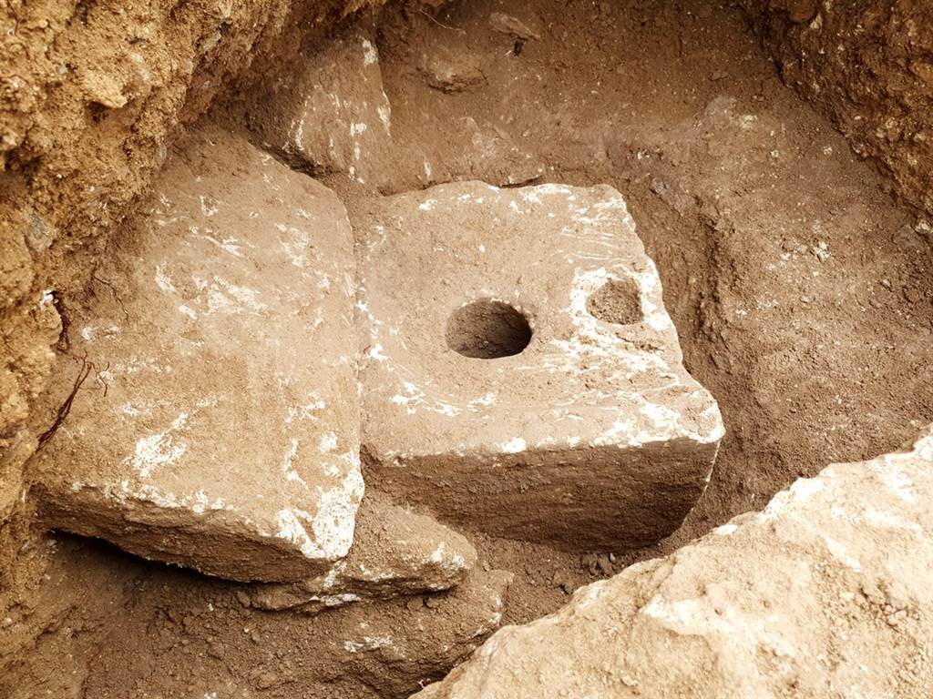 以色列5日宣布出土一具2700年前有钱人家的马桶，在当时是奢华的象征。（图／美联社、以色列文物局提供）(photo:ChinaTimes)