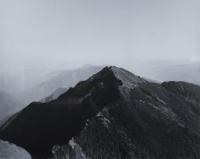 李旭彬《一路上的风景—復返》系列—玉山主峰望北峰及雪山。