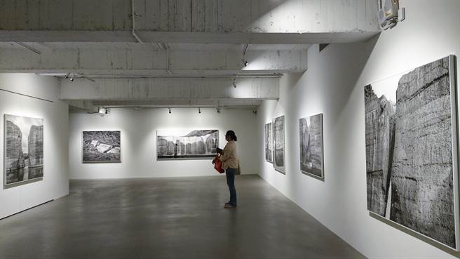 陈伯义《地质纪念碑》系列展场明亮。（黄子明摄）