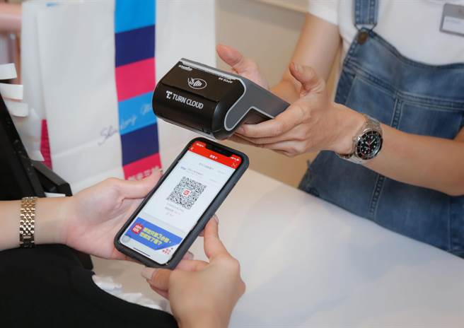 新光三越纸本、数位五倍券单笔满3000送2000商品抵用金，满额可抵服饰、skm online、超市；加上纸本单笔满5000送500、数位送1000电子抵用金，数位加码更多。（吴松翰摄）