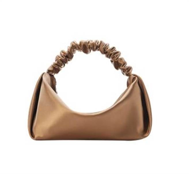 微风南山alexanderwang scrunchie缎面迷你包，1万1800元。（微风提供）